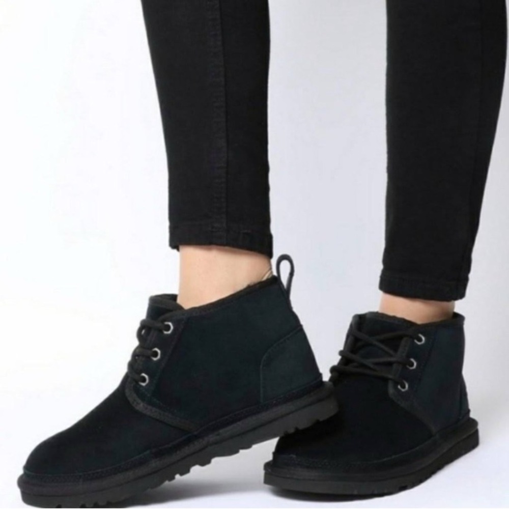 UGG Neumel Suede Lace Up Chukka Shearling lined Ankle Boots size 9